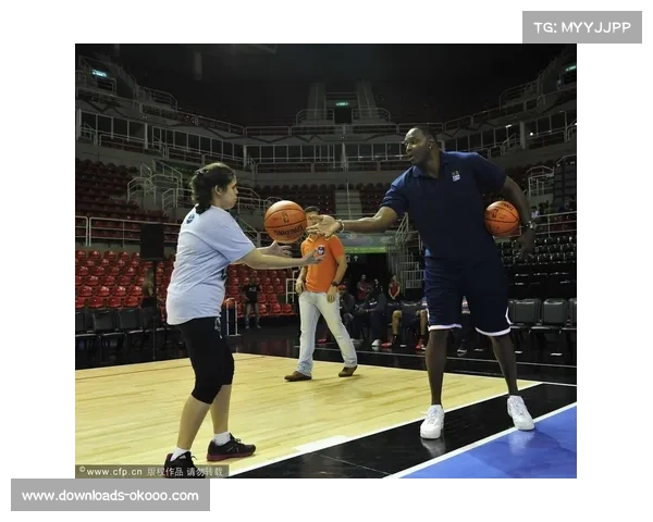 “助力垒球比赛”互动环节 运动员与孩子签名留念